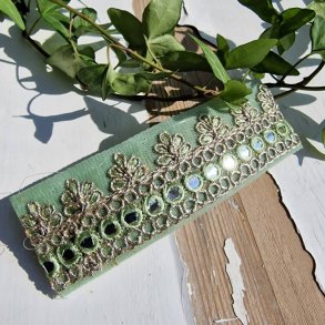 Lysegrnt hrpynt med 10 cm spnde No.62