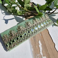 Lysegrnt hrpynt med 10 cm spnde No.62