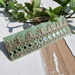 Lysegrnt hrpynt med 10 cm spnde No.62