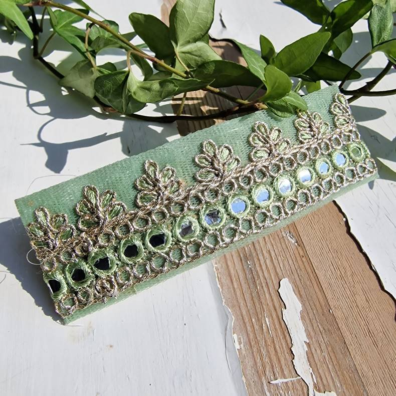 Lysegrnt hrpynt med 10 cm spnde No.62