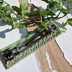 Lysegrnt hrpynt med 10 cm spnde No.62