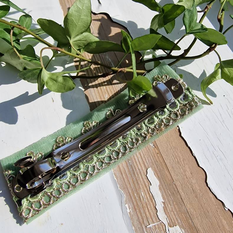 Lysegrnt hrpynt med 10 cm spnde No.62