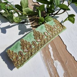 Lysegrn hrpynt med 10 cm spnde No.63