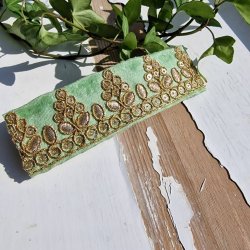 Lysegrn hrpynt med 10 cm spnde No.63