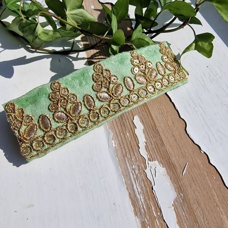 Lysegrn hrpynt med 10 cm spnde No.63