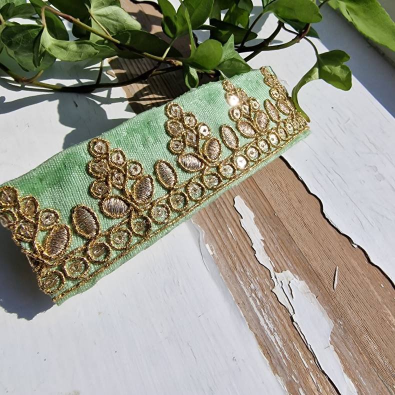 Lysegrn hrpynt med 10 cm spnde No.63