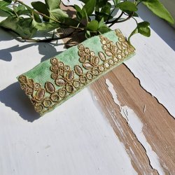 Lysegrn hrpynt med 10 cm spnde No.63