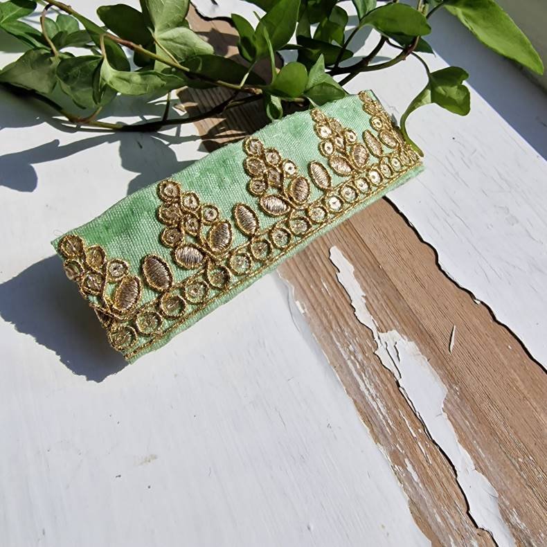 Lysegrn hrpynt med 10 cm spnde No.63