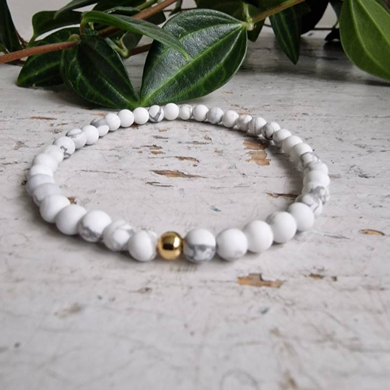 Pari armbnd howlite mat 4 mm