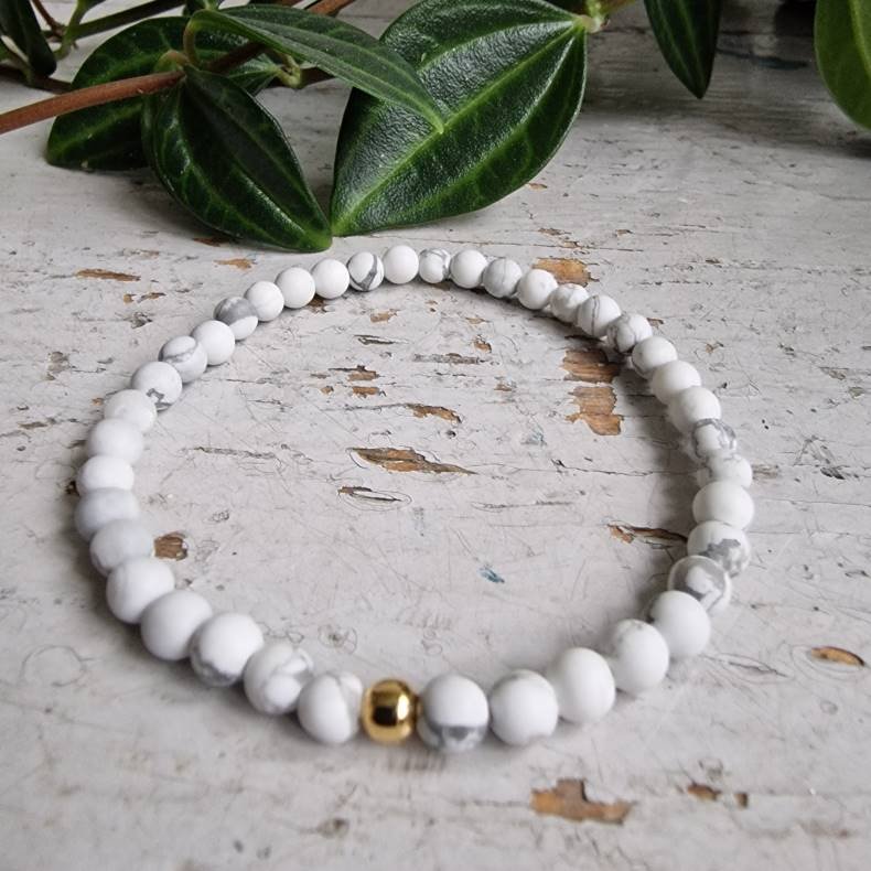 Pari armbnd howlite mat 4 mm