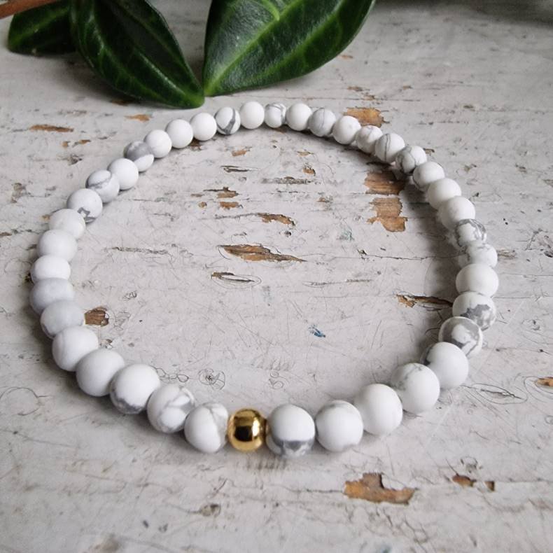 Pari armbnd howlite mat 4 mm