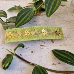 Lys grn velour  hrpynt med 10 cm spnde No. 98