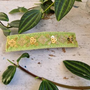 Lys grn velour  hrpynt med 10 cm spnde No. 98