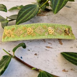 Lys grn velour  hrpynt med 10 cm spnde No. 98