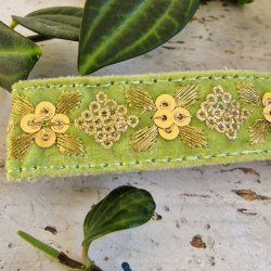 Lys grn velour  hrpynt med 10 cm spnde No. 98