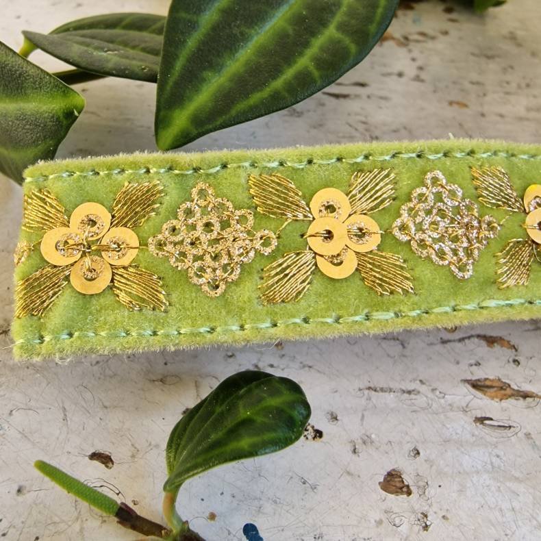 Lys grn velour  hrpynt med 10 cm spnde No. 98