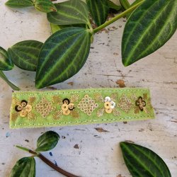 Lys grn velour  hrpynt med 10 cm spnde No. 98