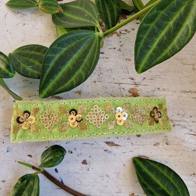 Lys grn velour  hrpynt med 10 cm spnde No. 98