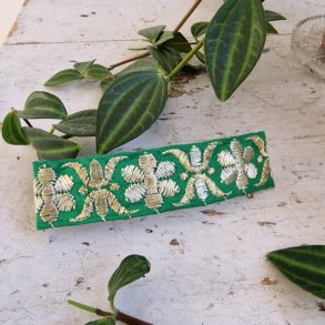 Grs grn hrpynt med 10 cm spnde No. 93