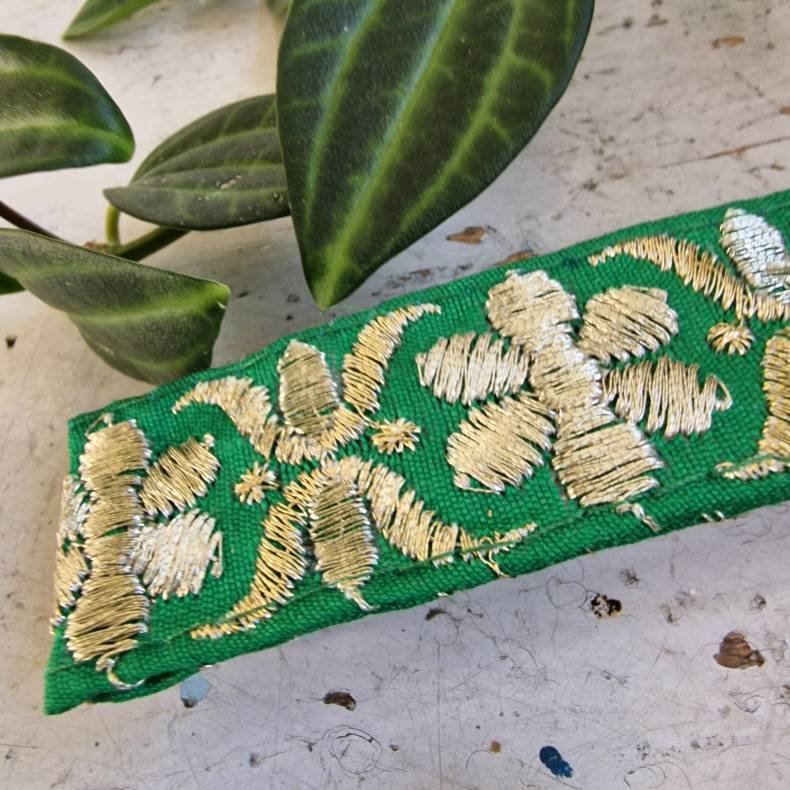 Grs grn hrpynt med 10 cm spnde No. 93