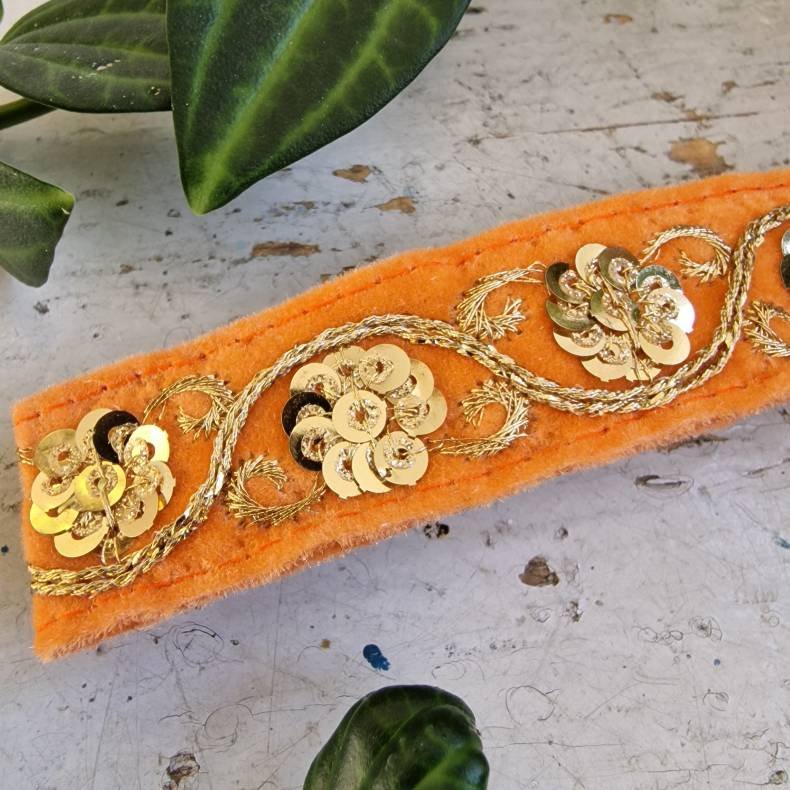 Lys Orange velour hrpynt med 10 cm spnde No. 99