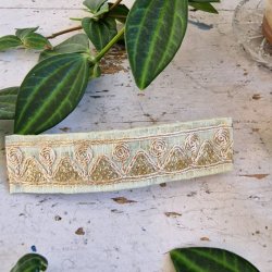 Hvid/grn  hrpynt med 10 cm spnde No. 96