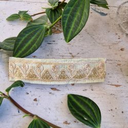 Hvid/grn  hrpynt med 10 cm spnde No. 96