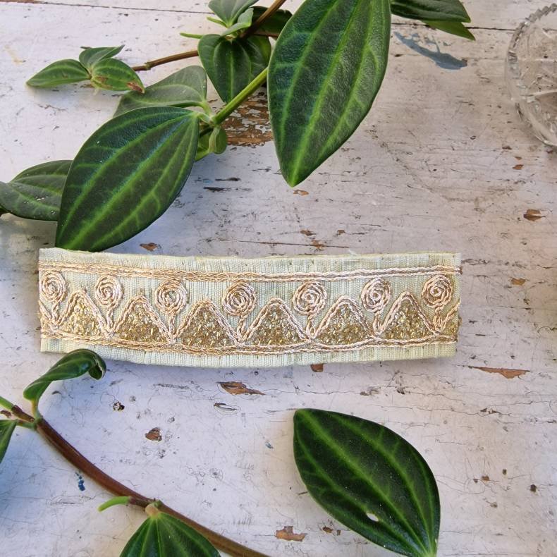 Hvid/grn  hrpynt med 10 cm spnde No. 96