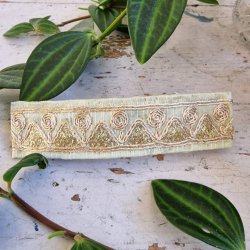 Hvid/grn  hrpynt med 10 cm spnde No. 96