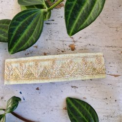 Hvid/grn  hrpynt med 10 cm spnde No. 96