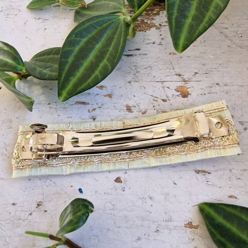 Hvid/grn  hrpynt med 10 cm spnde No. 96