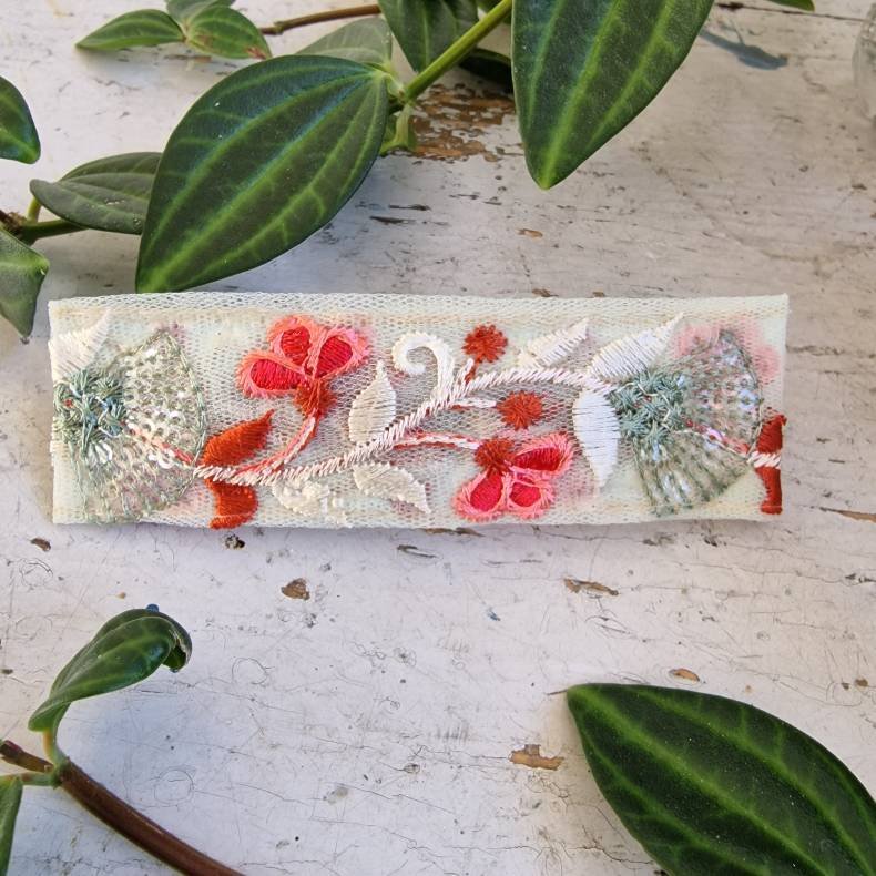 Hvid/sart  hrpynt med 10 cm spnde No. 97