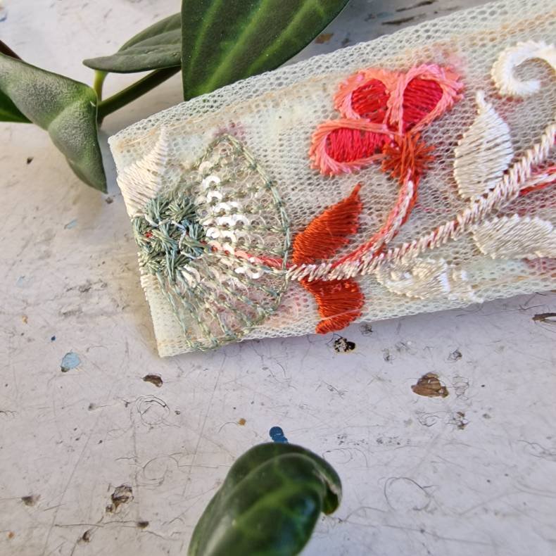 Hvid/sart  hrpynt med 10 cm spnde No. 97