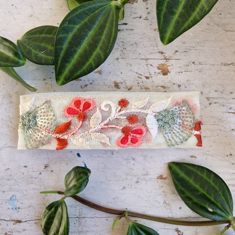 Hvid/sart  hrpynt med 10 cm spnde No. 97