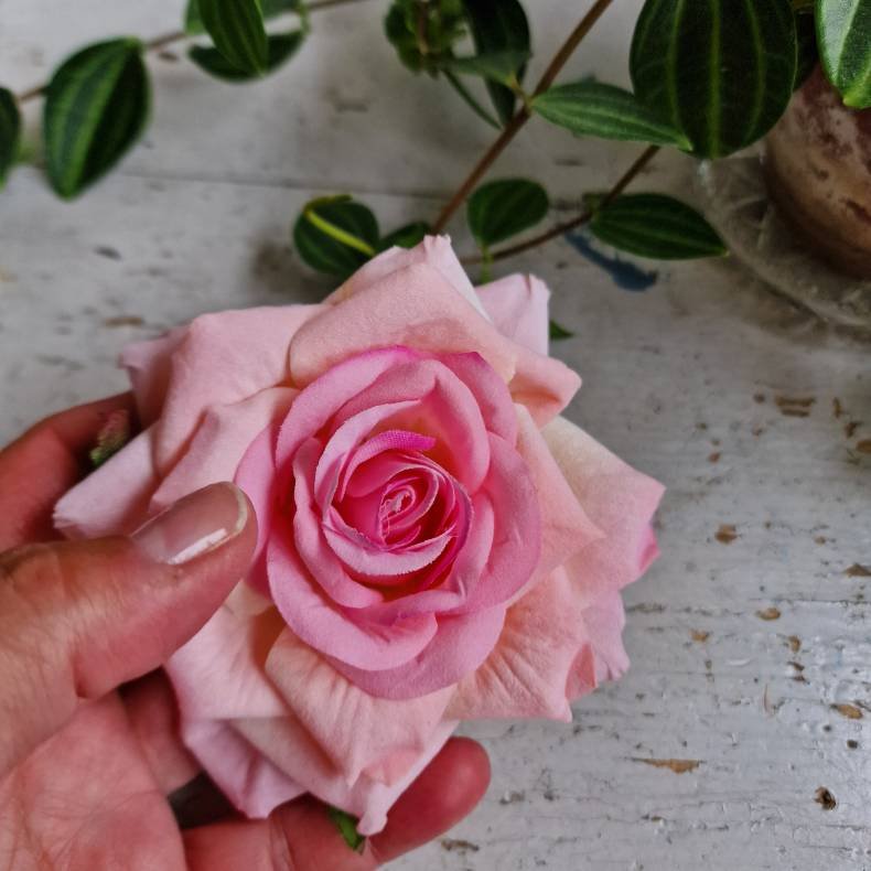 Lyserd rose blomster pynt S