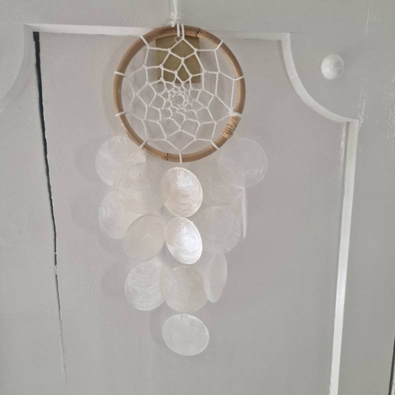 Drmmefanger lille rund med smukke skaller og vindspils effekt