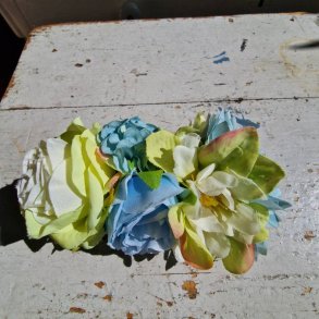  Grn,hvid og bl blomster mix hrspnde 10 cm NO: 28