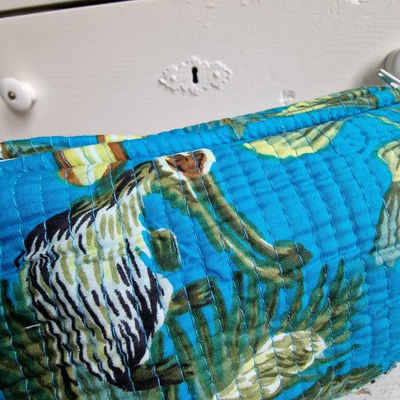 Turkise Indiske Bloktrykte kosmetik/toilettasker med tigere og skov.