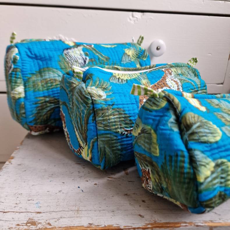 Turkise Indiske Bloktrykte kosmetik/toilettasker med tigere og skov.