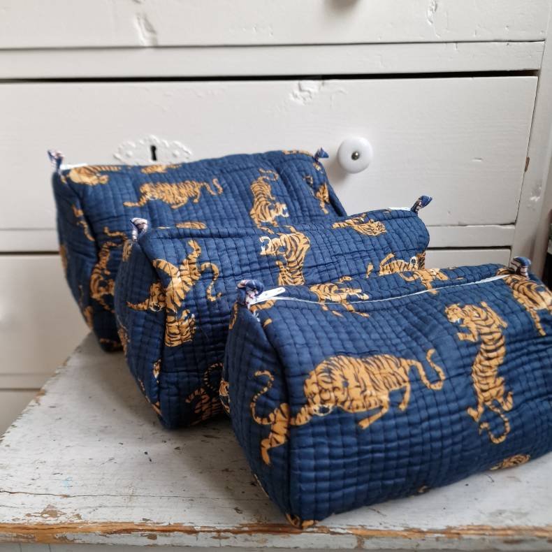 Mrke bl Indiske Bloktrykte kosmetik/toilettasker med tigere 
