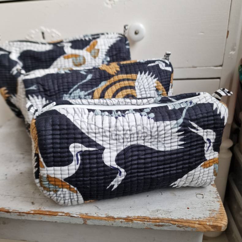 Sorte Indiske Bloktrykte kosmetik/toilettasker med store fugle.