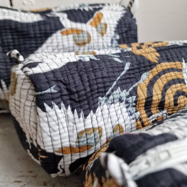 Sorte Indiske Bloktrykte kosmetik/toilettasker med store fugle.