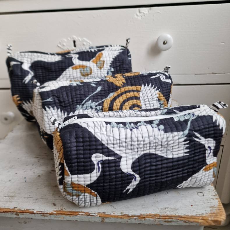 Sorte Indiske Bloktrykte kosmetik/toilettasker med store fugle.