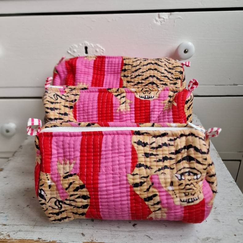 Pink og rde striber Indiske Bloktrykte kosmetik/toilettasker med tigere 