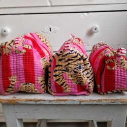 Pink og rde striber Indiske Bloktrykte kosmetik/toilettasker med tigere 