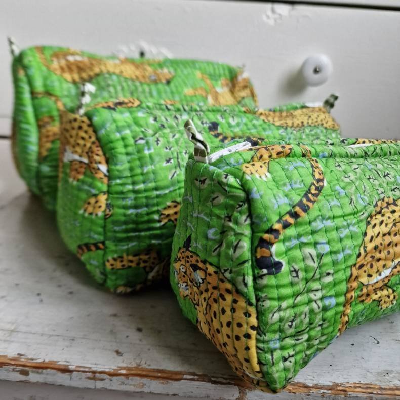 Grs grnne Indiske Bloktrykte kosmetik/toilettasker med tigere 