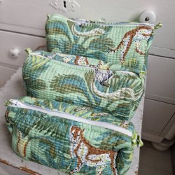 Grnne Indiske Bloktrykte kosmetik/toilettasker med tigere og skov.