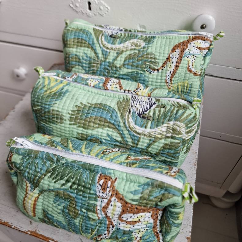 Grnne Indiske Bloktrykte kosmetik/toilettasker med tigere og skov.