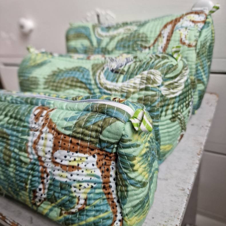 Grnne Indiske Bloktrykte kosmetik/toilettasker med tigere og skov.