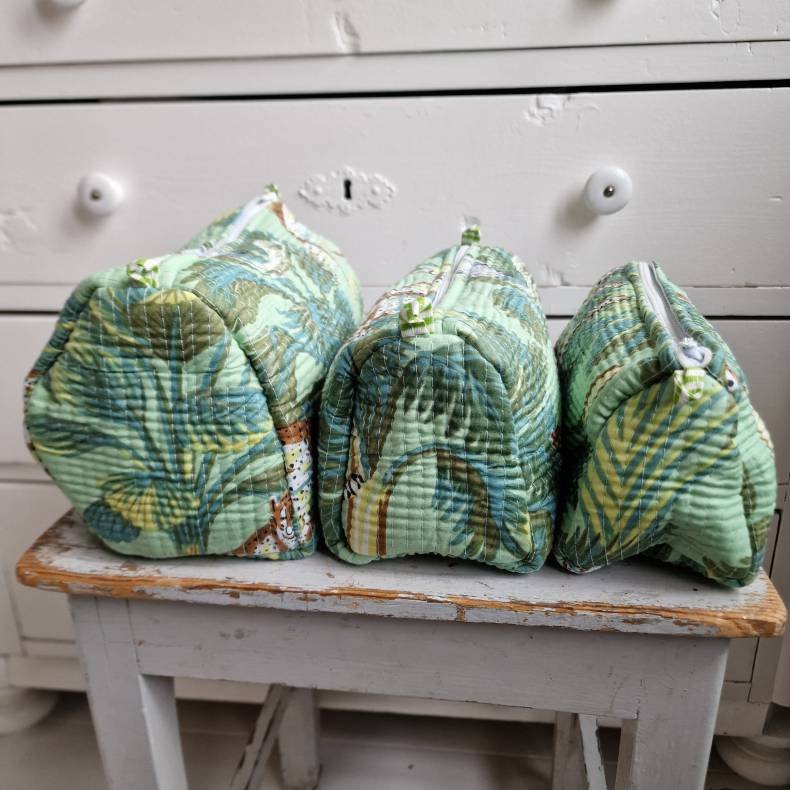 Grnne Indiske Bloktrykte kosmetik/toilettasker med tigere og skov.